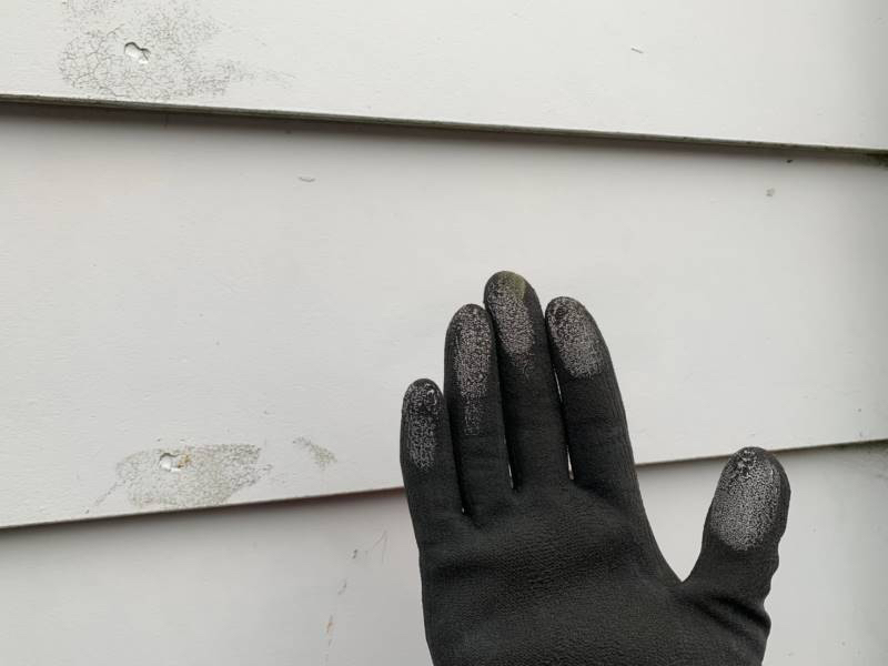 外壁の劣化兆候のサイン②塗膜の剥がれ（チョーキング現象）