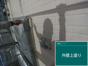 津島市中一色町T様邸：外壁・屋根塗装工事：外壁塗装（上塗り作業）