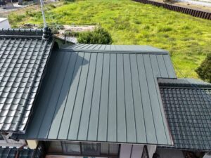あま市上萱津M様邸：屋根板金カバー工事：たて平鋼板葺き