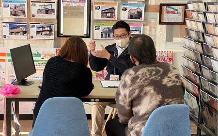 屋根や外壁のサンプルを触って体感